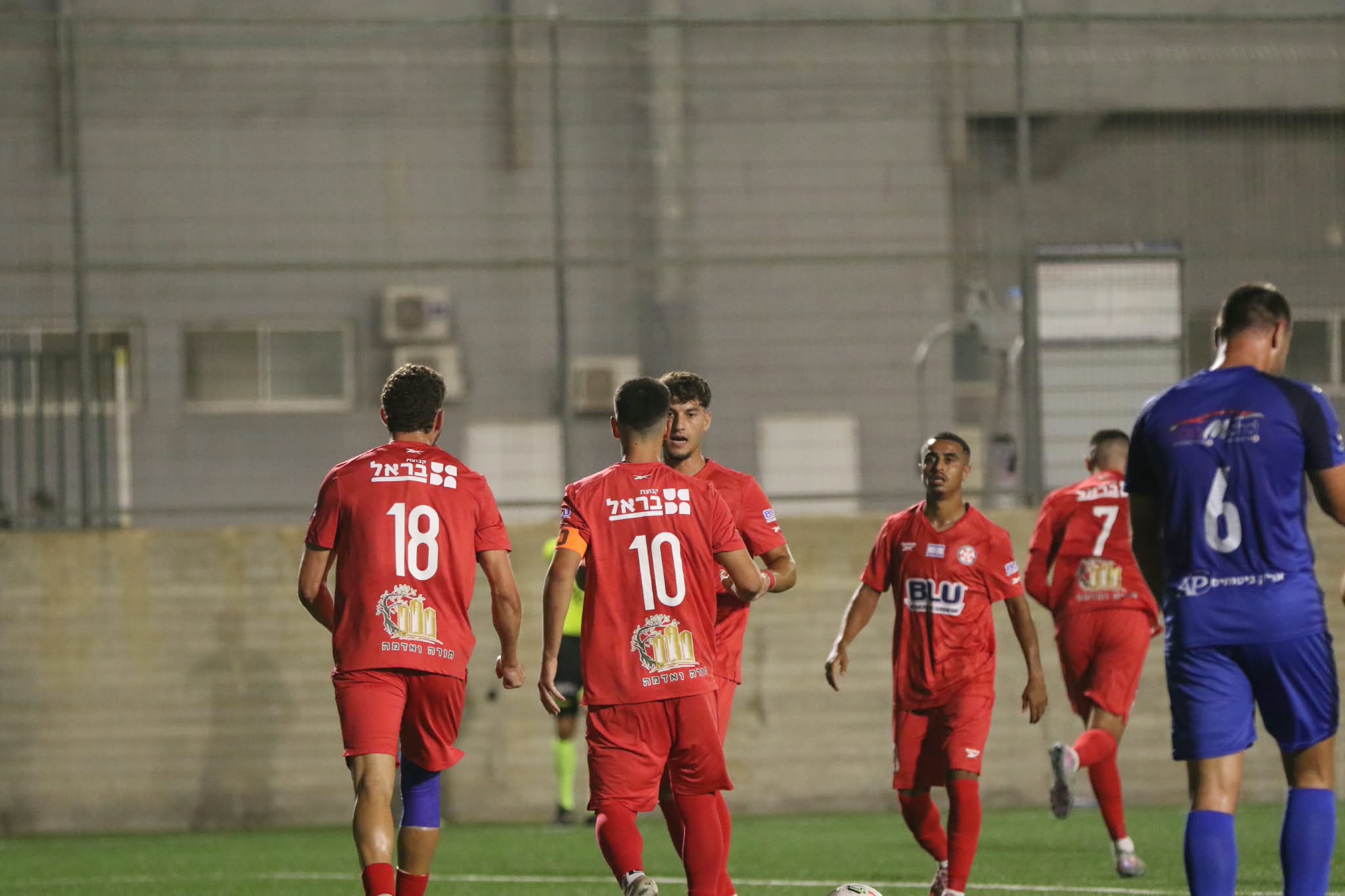 ניצחון חשוב. שחקני נוף הגליל חוגגים בבאקה (וואסים מוואסי)